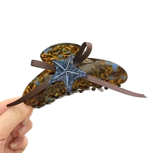 Pince à cheveux en acétate écaille avec étoile de mer bleue et nœud en ruban brun