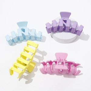 Set mit vier großen matten Haarklammern in den Farben Blau, Lila, Gelb und Rosa