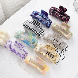 Lot de 9 pinces à cheveux chic en acétate avec motifs marbre et damier sur fond blanc