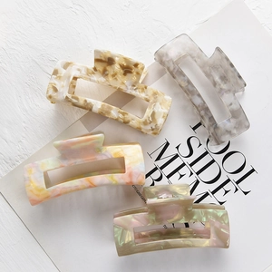 Lot de quatre pinces à cheveux rectangles en acétate avec textures marbrées variées