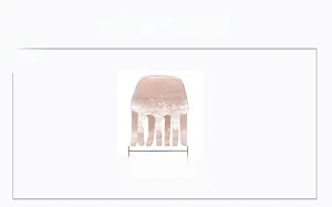 Détail de la pince à cheveux en acétate marbré rose de 3,5 cm sur fond blanc