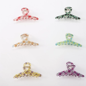 Lot de six grandes pinces à cheveux en acrylique avec motifs à carreaux colorés