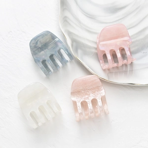 Lot de quatre pinces à cheveux en acrylique marbré de couleurs bleu, rose et crème