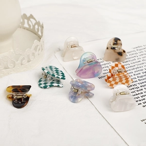 Set of mini heart acetate hair claws in tortoise green and marble patterns for women