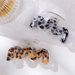 Set of two wavy leopard print acrylic hair claws with elegant resin patterns