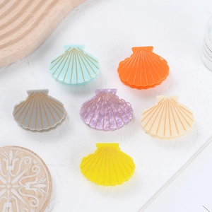 Lot de six pinces à cheveux en acrylique en forme de coquillage aux couleurs pastel et dorées