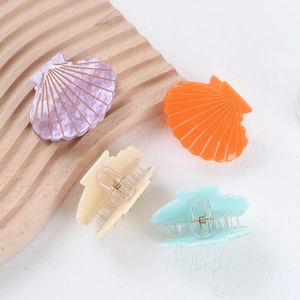 Lot de quatre pinces à cheveux en forme de coquillage avec des lignes dorées élégantes