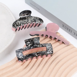 Pinces à cheveux en acétate rose et gris marbré de formes carrée et semi-circulaire