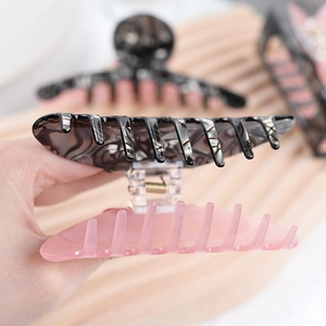 Pince à cheveux carrée en acétate bicolore rose et gris marbré au design moderne chic