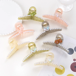 Pinces à cheveux élégantes avec perles et détails de cœur et nœud en tons pastels