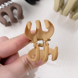 Matte beige Mini-Haarklammer für hohe Pferdeschwänze und voluminöses Haar-Styling