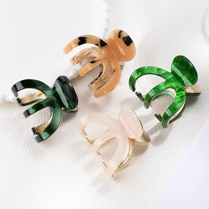 Set di quattro fermagli per capelli in acetato in verde, crema e tartaruga