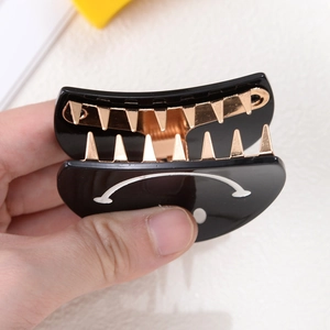 Pince à cheveux minimaliste en acrylique noir avec dents en métal doré et motif sourire