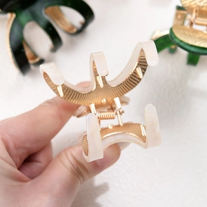 Elegante pinza per capelli in acetato crema con denti in metallo dorato per capelli