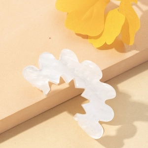 Pince à Cheveux Élégante en Acrylique Fleur Fraîche Vague Creuse Shark Clip Style Français Texture Marbre Accessoires Cheveux Femme