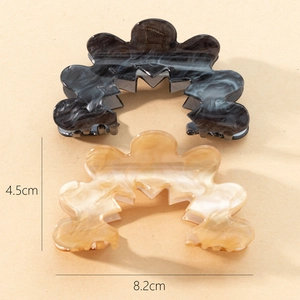 Lot de deux pinces à cheveux en acrylique marbré avec bords ondulés de 8,2 cm par 4,5 cm