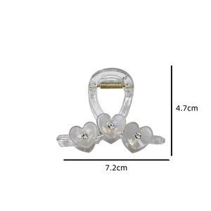 Macro scatto di una pinza per capelli trasparente da 7,2 cm con perle e dimensioni