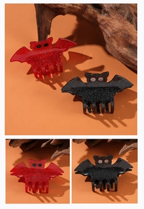 Détail de pinces à cheveux chauve-souris rouge et noir avec finition pailletée brillante