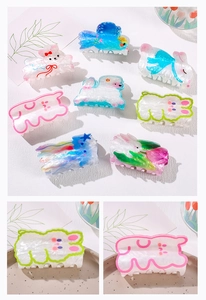 Détail des pinces à cheveux en acrylique nacré aux motifs mignons de lapin et de chien