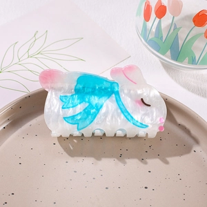 Pince à cheveux lapin en acrylique blanc nacré avec motif de ruban bleu élégant