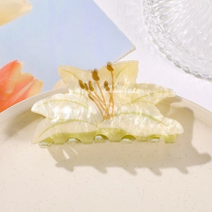 Lilien-Haarklammer aus cremefarbenem Perlmutt-Acryl mit grünen Blatt-Details