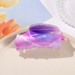 Haarklammer aus Acryl mit lila Blumendruck für elegantes Haarstyling bei Frauen