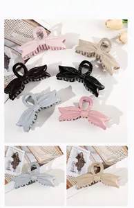 Dettagli macro di varie pinze per capelli a fiocco in resina rosa beige e azzurro