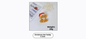 Dettaglio molletta per capelli in acrilico cucciolo di Natale con cappello rosso, 5,5cm