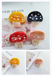 Set de cuatro pinzas para el pelo con forma de seta en acetato de colores con lunares