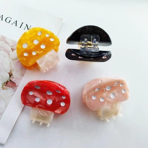 Set de cuatro pinzas para el cabello con forma de hongo en colores vibrantes y textura mármol