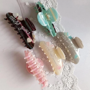 Ensemble de cinq pinces à cheveux élégantes en acétate avec lettres miss you et cœurs