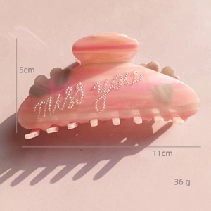 Pince à cheveux marbrée rose avec lettrage en perles miss you et relief de cœur 11cm