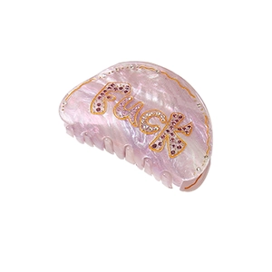 Elegante iriserende roze haarklem met strass-letterontwerp en gouden randdetails