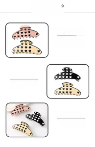 Détails des grandes pinces à cheveux avec motif cœur en finitions rose, beige et noir