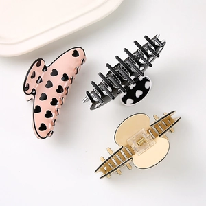 Lot de trois pinces à cheveux à motif cœur et beige minimaliste sur plateau blanc