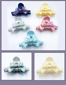 Détails des pinces à cheveux en acétate avec dentelle et motifs marbrés colorés