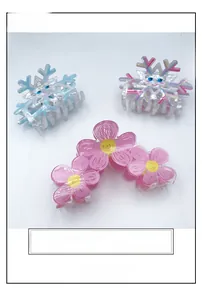 Dettaglio della grande clip per capelli a fiore rosa e artigli per capelli a fiocco di neve