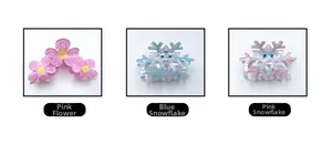 Dettaglio dei fermagli per capelli in acrilico con fiori e fiocchi di neve rosa e blu