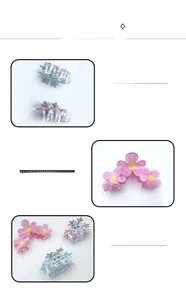 Dettaglio di fermagli per capelli in acrilico con motivi a fiocchi di neve e fiori rosa