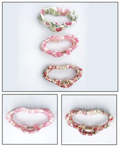 Vue détaillée de grandes pinces à cheveux à motif nuage et floral avec ressort doré