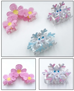 Dettaglio della molletta per capelli a fiore rosa e clip a fiocco di neve perlata