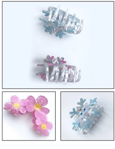 Dettaglio dei fermagli per capelli in acrilico con fiocchi di neve, fiori e glitter