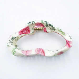 Grande pince à cheveux avec motif floral de roses roses sur barrette blanc cassé