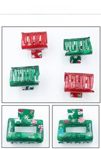Nahaufnahme der quadratischen Acryl-Weihnachtshaarklammern mit Rentier- und Weihnachtsmann-Motiven