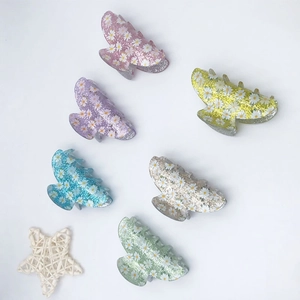 Set of 6 colorful acrylic hair claws with glitter finish and white daisy print