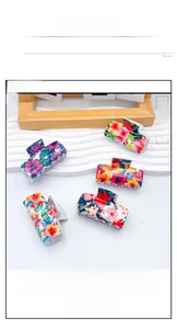 Detailansicht von 5er-Set PVC-Haarklammern mit bunten tropischen Hibiskusblüten-Mustern