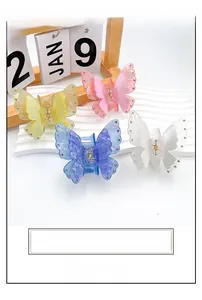 Makro-Detail von großen Schmetterling-Haarklammern mit bunten Acryl-Finish und Glitzerschmuck