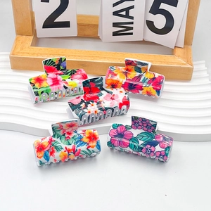 Fünfteiliges Set eleganter PVC Haarklammern mit bunten tropischen Blumenprints für den Sommer