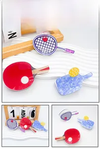 Detailansicht der Acryl-Haarklammern in Form von Badminton- und Tischtennisschlägern