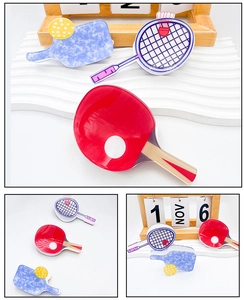 Detailaufnahme von bunten Badminton- und Ping-Pong-Haarklammern aus Acryl für Frisuren